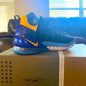 Brand New | Never worn | Orginal Box | LeBron 18 "Dynasty"
Basketball Shoes.